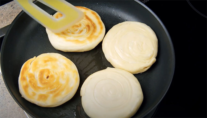 Взяли лист теста и сделали 3 вида разной выпечки за минуты: лепешки, хычины и плацинды