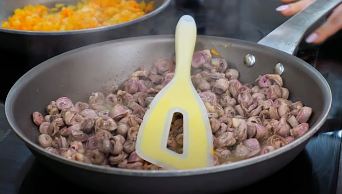 Пирог с куриными сердечками. Его можно подавать и как закуску, и как основное на стол