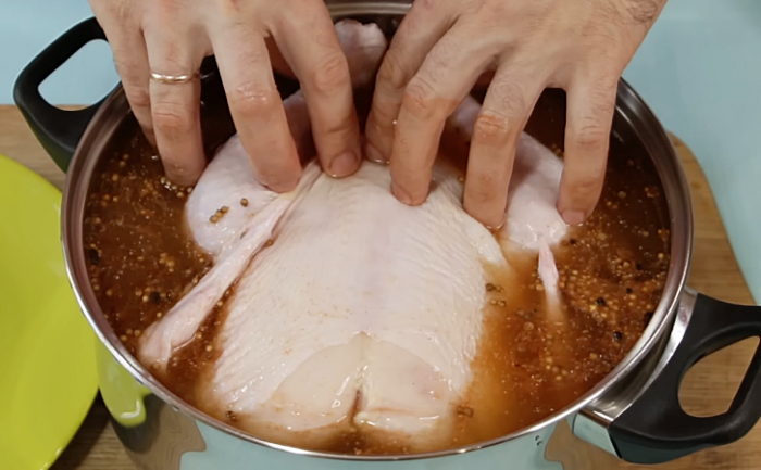 Курица удвоенной нежности в духовке. Хитрость в том, что вначале ее вымачиваем