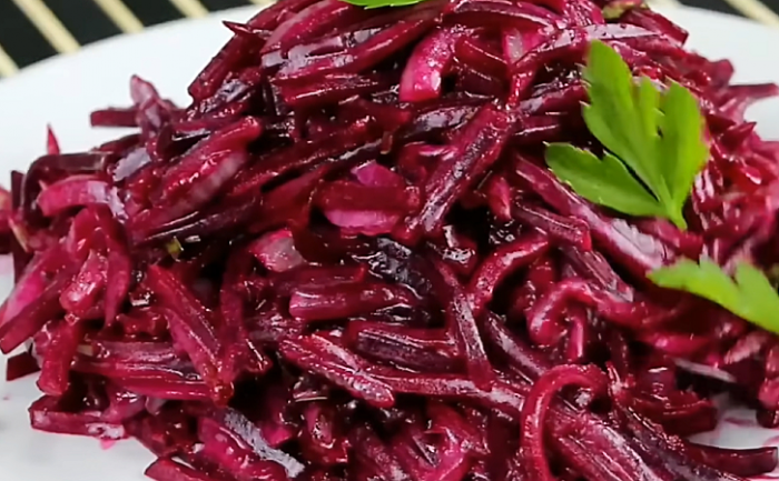 Потрясающий салат из свеклы на каждый день. Делать ровно 5 минут и не надоедает неделями