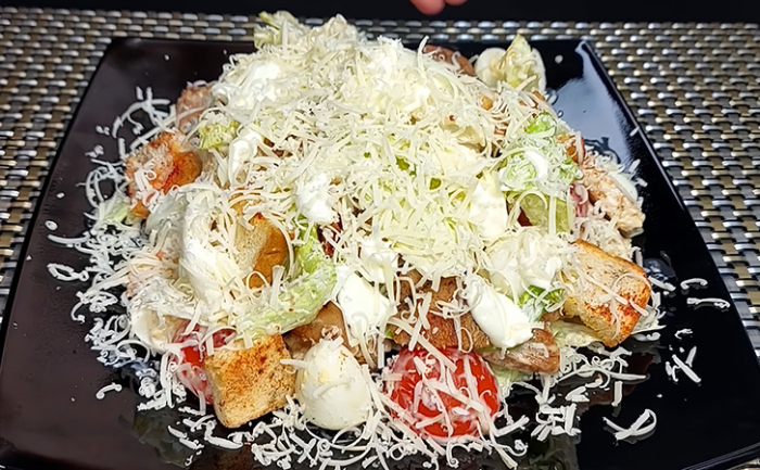 «Цезарь» на праздник: авторская версия без сухариков и соусом пармезано как в ресторане