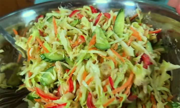 Яркий хруст и кремовая нежность: быстрый, вкусный салат из капусты с новой заправкой