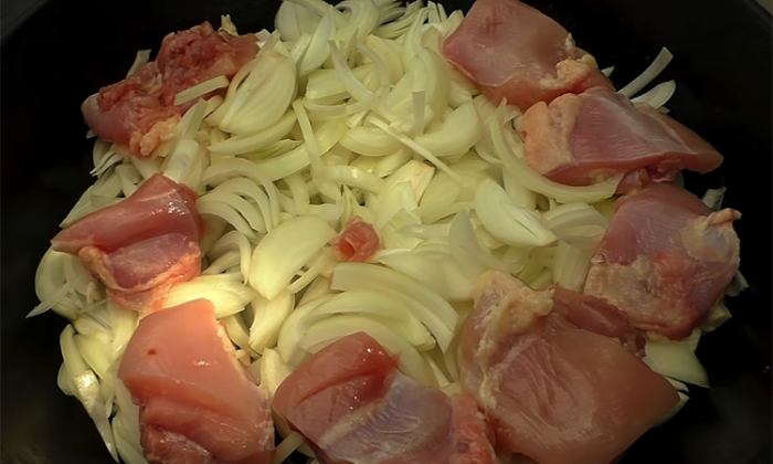 Курица, томленная в пиве с овощами: мясо распадается на волокна без обжарки