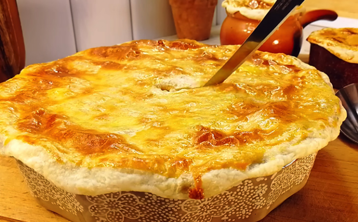 Нежнейшая свинина под тонким тестом: мясо в «хрустящей шапочке» к новогоднему столу