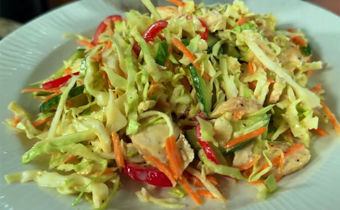 Яркий хруст и кремовая нежность: быстрый, вкусный салат из капусты с новой заправкой