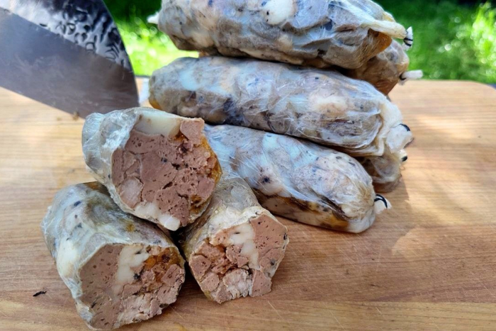 Готовим печенку по-новому: делаем из нее рулет
