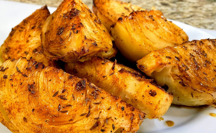 Жарим капусту крупными стейками: за сочной добавкой потянутся и те, кто раньше овощи не ел