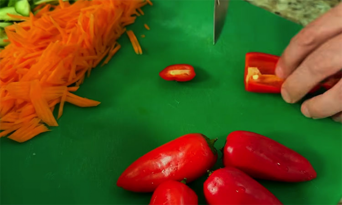Яркий хруст и кремовая нежность: быстрый, вкусный салат из капусты с новой заправкой