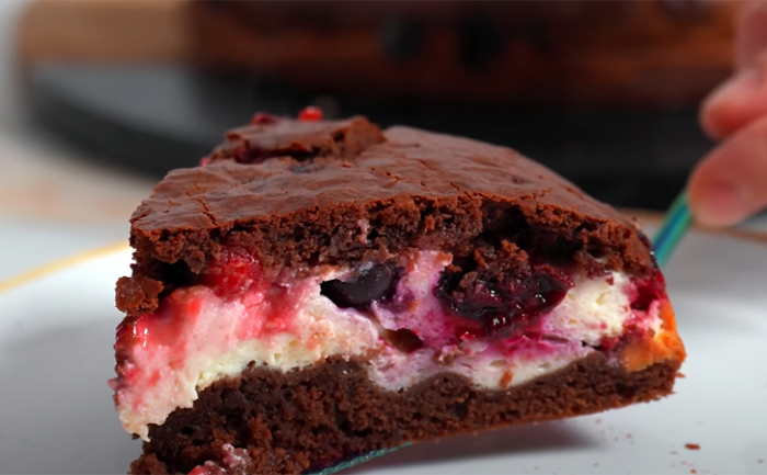 Вкус как у торта, а готовка проще в 10 раз: шоколадный пирог с ягодами и творогом