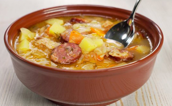 Согревающий зимний суп с копченостями. Наваристый капустняк: ему уступит даже солянка