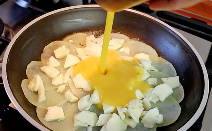 Делаем яйца блюдом на ужин. Залили ими картофель и получилось шикарно