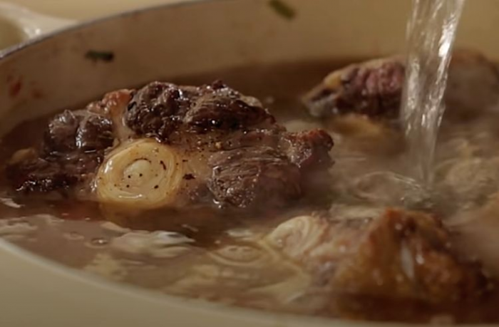 Тушеная говядина по рецепты Джейми Оливера. Можно есть без ножа, рассыпается на волокна под вилкой