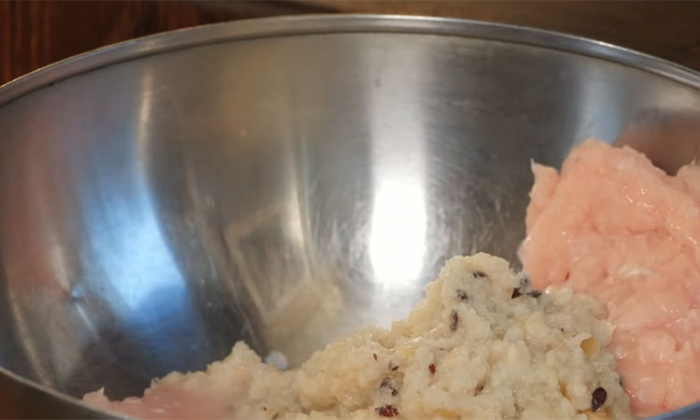 Сочные куриные котлеты «с дымком»: используем пассерованный лук как секретный ингредиент