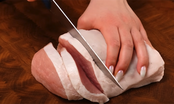 Рулетики из свиных отбивных с сыром. Рецепт в центре внимания на любом столе