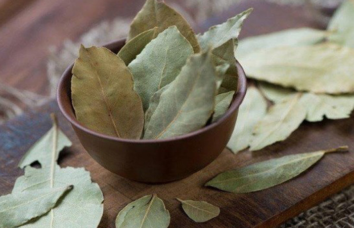 Кто придумал лавровый лист добавлять в еду, ведь раньше из него делали венки