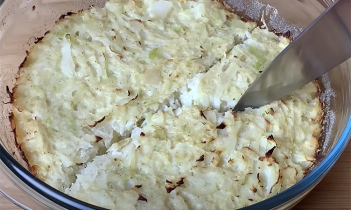 Просто добавьте в капусту ложку манки и у вас есть основа для вкуснейшего пирога