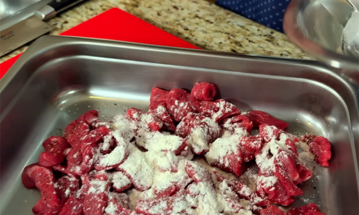 Бефстроганов: высокая кухня СССР. Простейшие продукты, но мясо мягче масла