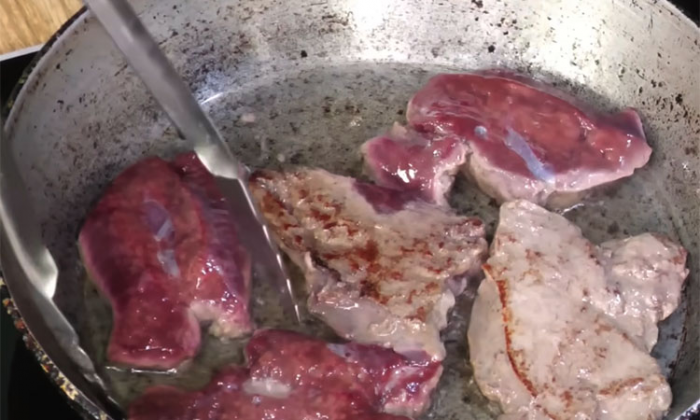 Жарим печенку отбивными. Даже те, кто печень не любят, просят двойную порцию