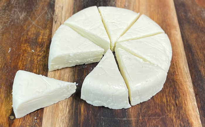 Домашний твердый сыр за 5 минут из 3 ингредиентов: дешевле, вкуснее и нежнее магазинного