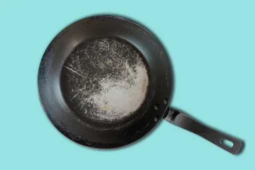 Не делайте так! 8 верных способов испортить сковороду с антипригарным покрытием