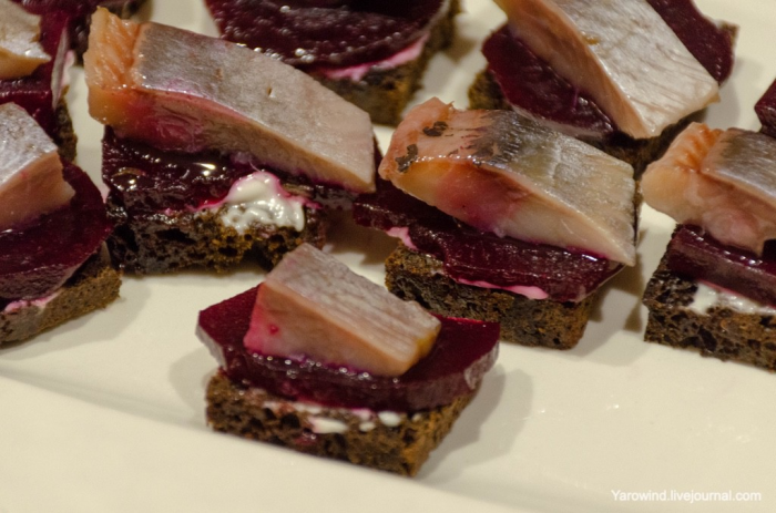 Смёрребрёд со свёклой и селедкой