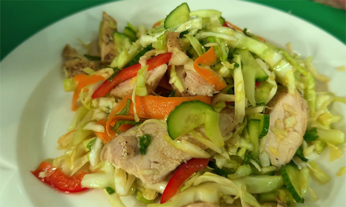 Самый вкусный салат из капусты с курицей: секрет в особой заправке