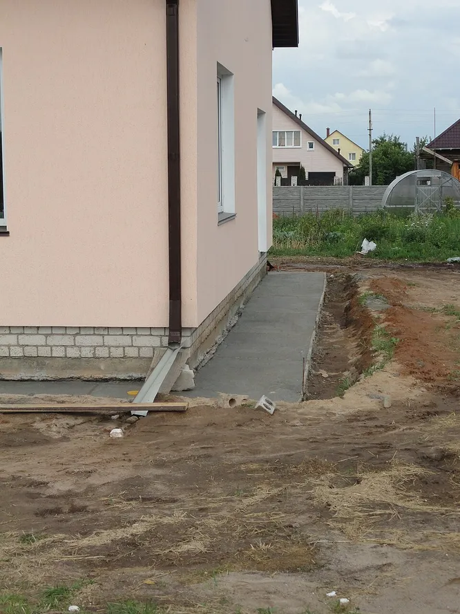 Как сделать мягкую отмостку вокруг дома — дешево и надолго. Ни бетона, ни грязи
