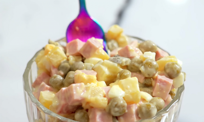 Секрет рассыпчатого Оливье: столичный салат на Новый год, который не превратится в кашу