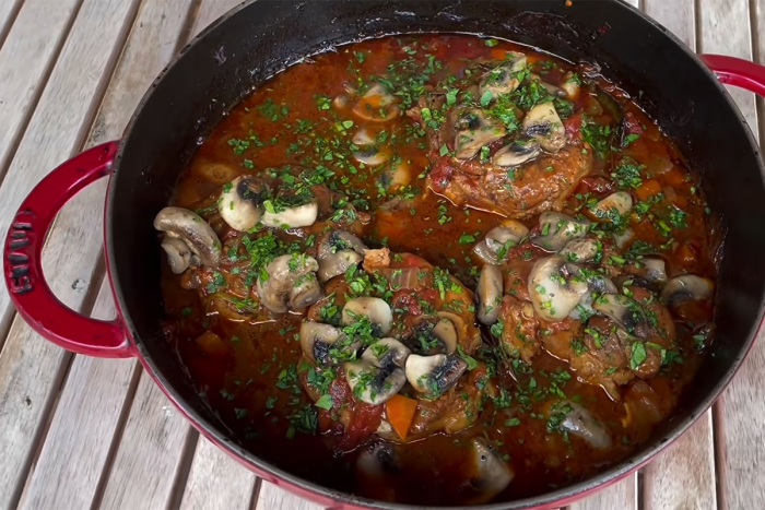 Оссобуко из свиной голяшки. Томим на сковороде так, что мясо распадается само под вилкой