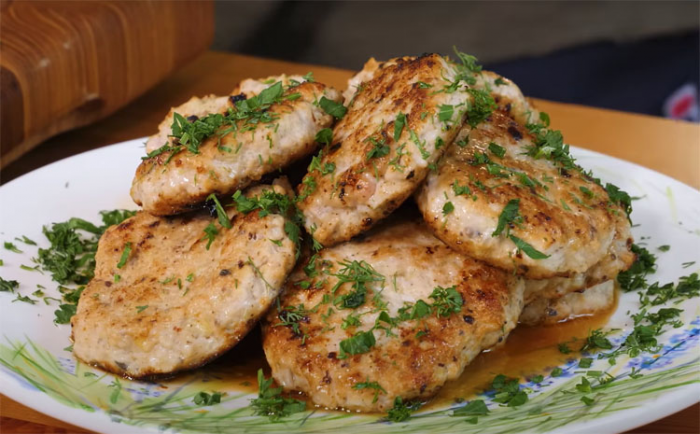 Рецепт сочных куриных котлет. Добавляем немного капусты для богатой текстуры