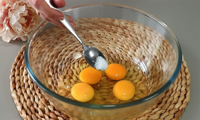 Мясной рулет на сырном тесте, без муки и жарки. Закуска со стола уходит первой