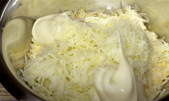 Достали селедку, завернули в лаваш и получили закуску, которая выглядит как ресторанная