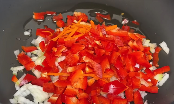 Натрите картошку, добавьте яйца. Вкуснее любой пиццы, сытнее пирога