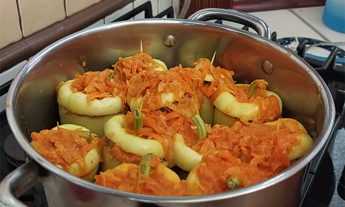 Фаршированные перцы по-летнему: рис заменили кабачком, и начинка стала нежнее
