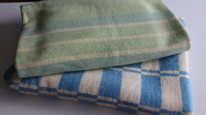 Не выкидывайте старые советские одеяла. Вы удивитесь, но из них получаются современные вещи для дома. Техника изготовления сама простая