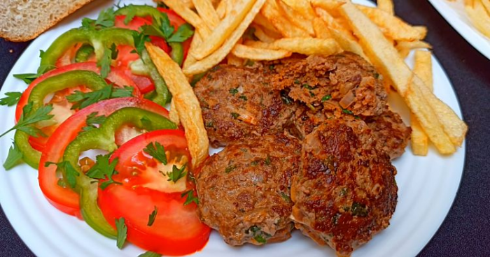 Рецепт всегда сочного фарша для котлет. Добавили яйца и красный лук