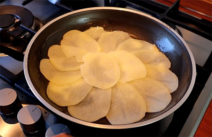 Делаем яйца блюдом на ужин. Залили ими картофель и получилось шикарно