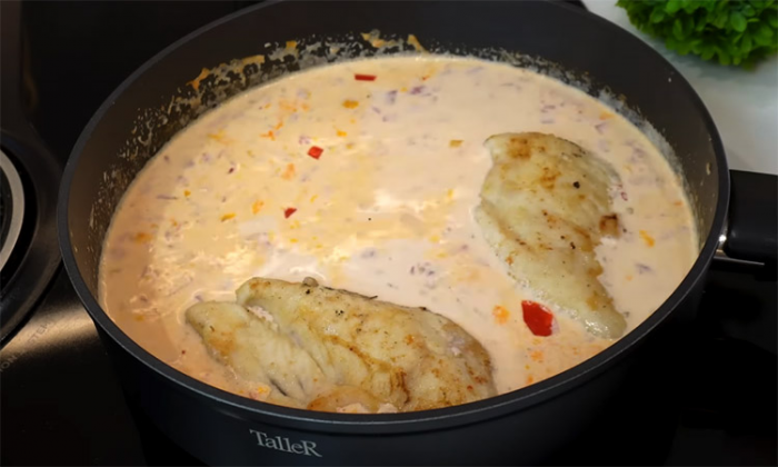 Куриная грудка повышенной сочности: тушим в сливочно-томатном соусе