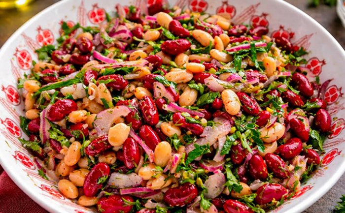 Грузинский салат «Красное и белое»: 2 банки фасоли и такая заправка, что ее вымакают до капли