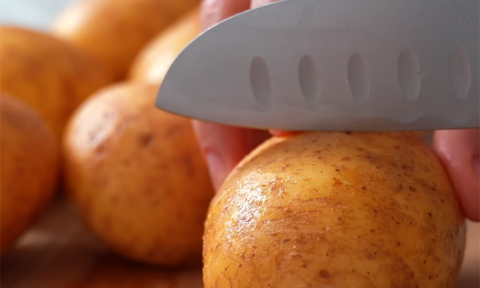 Запекаем картошку гармошкой. Добавляем соус и теперь это уже не гарнир, а главное блюдо