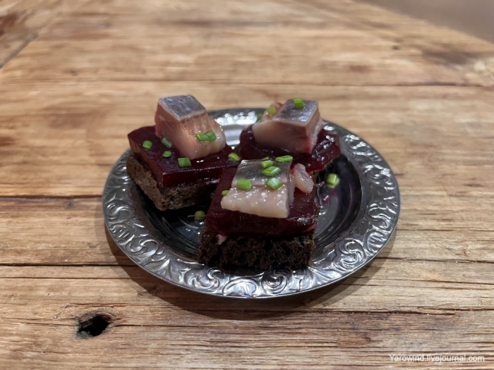 Смёрребрёд со свёклой и селедкой