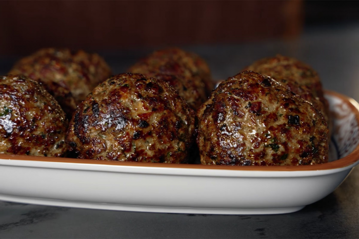 Добавьте в фарш немного грибов. Теперь котлеты будут сочнее и вкуснее