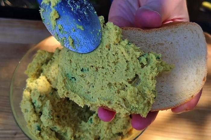 Недорогая, но вкусная намазка из курицы: заменит и колбасы, и паштеты