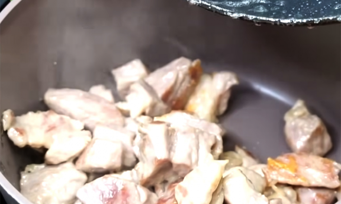 Мясо с подливкой, как делали советские хозяйки. К любому гарниру