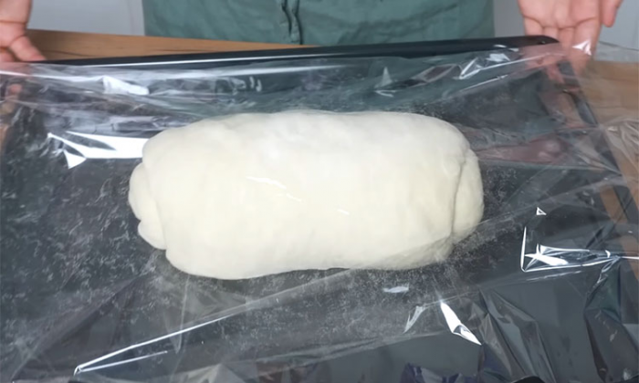 Домашний хлеб в рукаве: пышный, с тонкой хрустящей корочкой. Остается свежим долго и не крошится