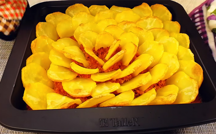 Ставим на стол цветок из картошки: придумали заново мясо по-французски и удивили всех