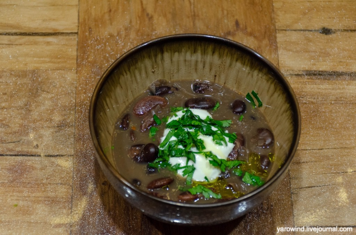 Суп с черными бобами и лаймом