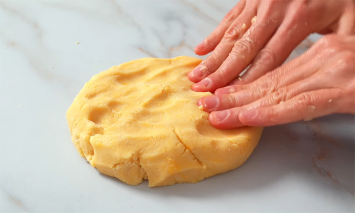 Пирог-шедевр, по вкусу ровно торт. Начинки столько, что сама превращается в крем