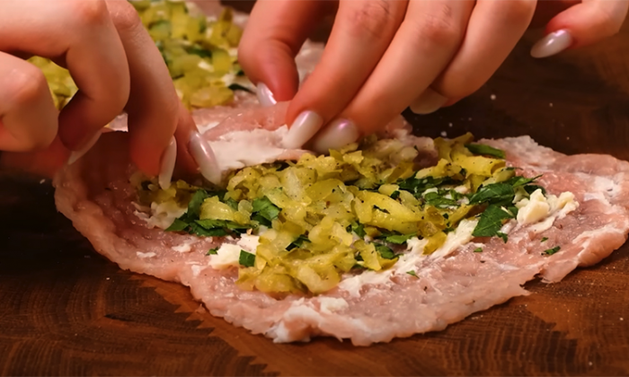 Рулетики из свиных отбивных с сыром. Рецепт в центре внимания на любом столе