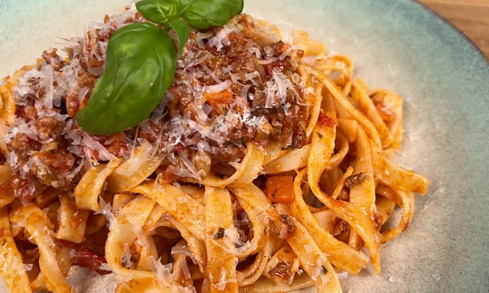 Рецепт идеальной пасты болоньезе. Насыщенный мяской вкус, а макароны не развариваются